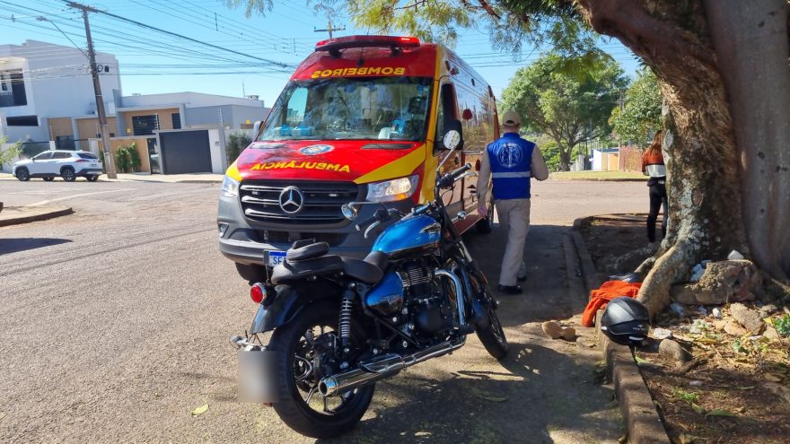 Colisão entre moto e Corolla termina com mulher ferida