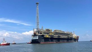 Plataforma da Petrobras que reforçará o pré-sal deixa Singapura