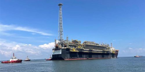 Imagem referente a Plataforma da Petrobras que reforçará o pré-sal deixa Singapura