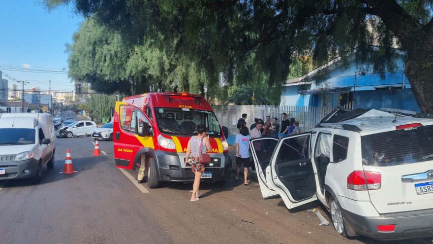 Mulher fica ferida em forte colisão entre Picanto e Mohave no Centro de Cascavel