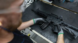 PM do Rio apreende fuzis e granadas em ação contra o crime organizado