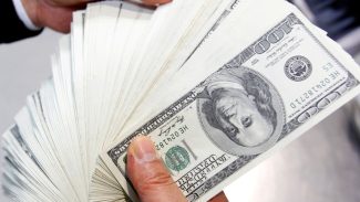 Dólar sobe para R$ 5,58 com agravamento de tensões com EUA