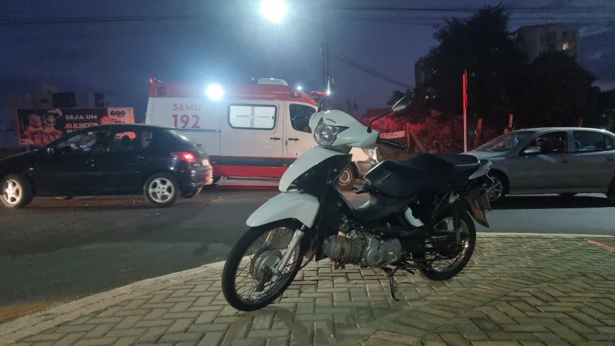 Biz e Corsa batem em cruzamento no Bairro Santo Onofre