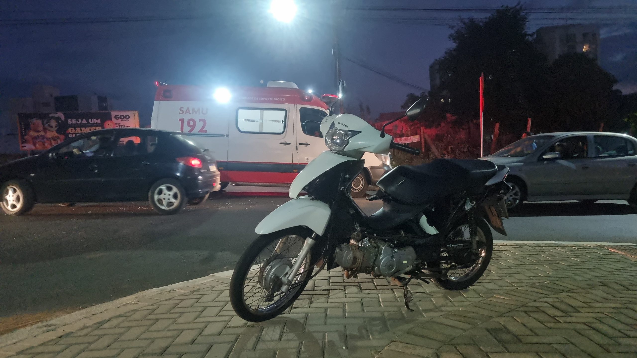 Biz e Corsa batem em cruzamento no Bairro Santo Onofre