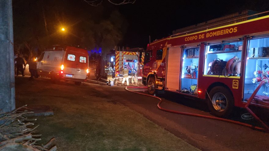 Bombeiros são chamados para combater incêndio em edificação no Bairro Santa Felicidade