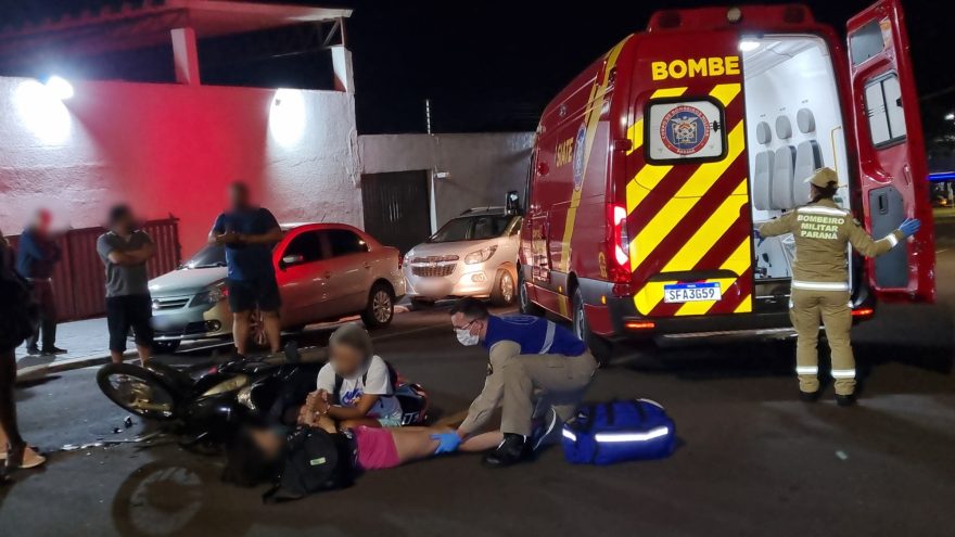Mulher quebra a perna em acidente entre carro e moto no São Cristóvão