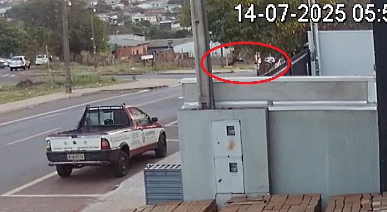 Câmera flagra mulheres sendo arremessadas após colisão no Bairro Santo Onofre