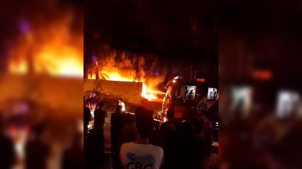 Vídeos mostram grande incêndio no Bairro Santa Felicidade
