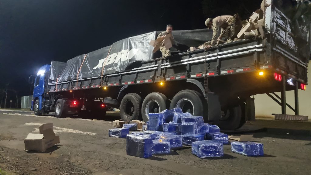 PRF e canil do Choque realizam grande apreensão de maconha em caminhão na BR-277