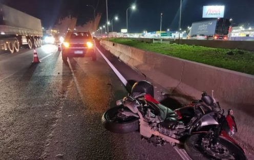 Milagre sobre duas rodas: Piloto é atropelado por carreta e sobrevive com ferimentos leves