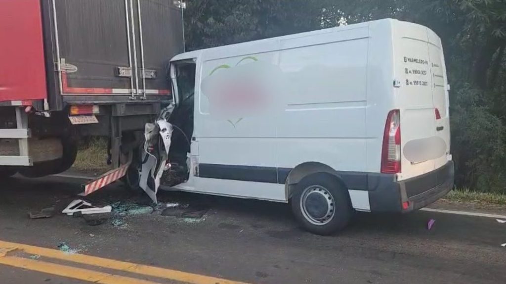 Motorista fica preso às ferragens em engavetamento envolvendo quatro veículos