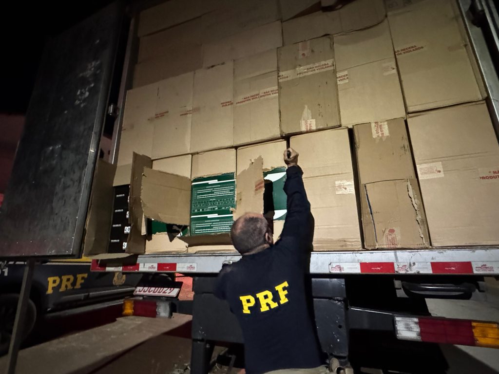 PRF apreende dois caminhões baú com calçados falsificados em Maringá