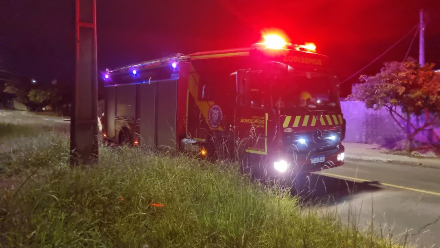 Incêndio em entulho mobiliza bombeiros no centro durante a madrugada