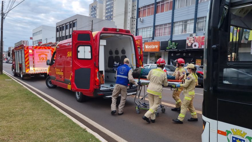 Freada brusca para evitar colisão provoca queda de passageira na Avenida Brasil