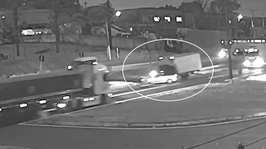 Câmera flagra colisão entre caminhão e Courier no Trevo da Portal, em Cascavel