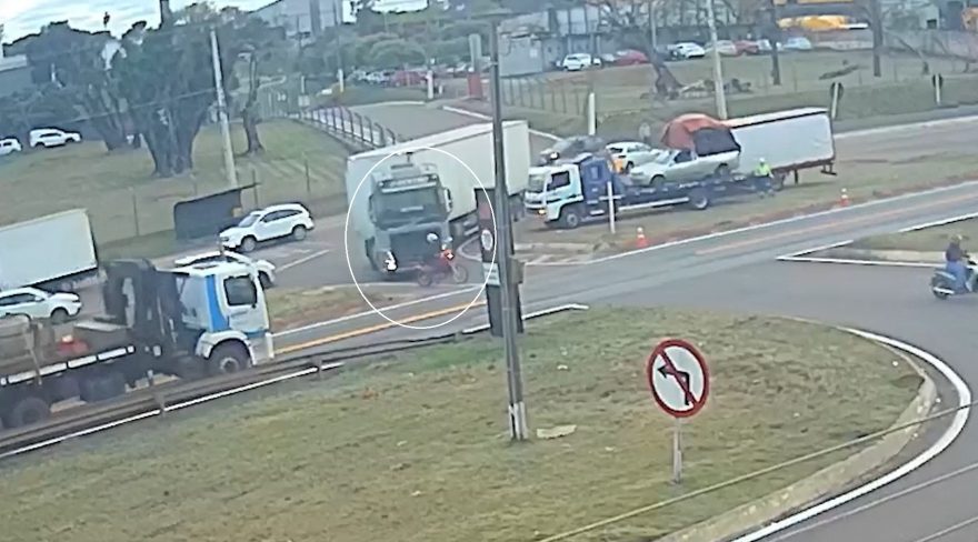 Motociclista escapa por pouco de ser esmagado por carreta em novo acidente no Trevo da Portal, em Cascavel