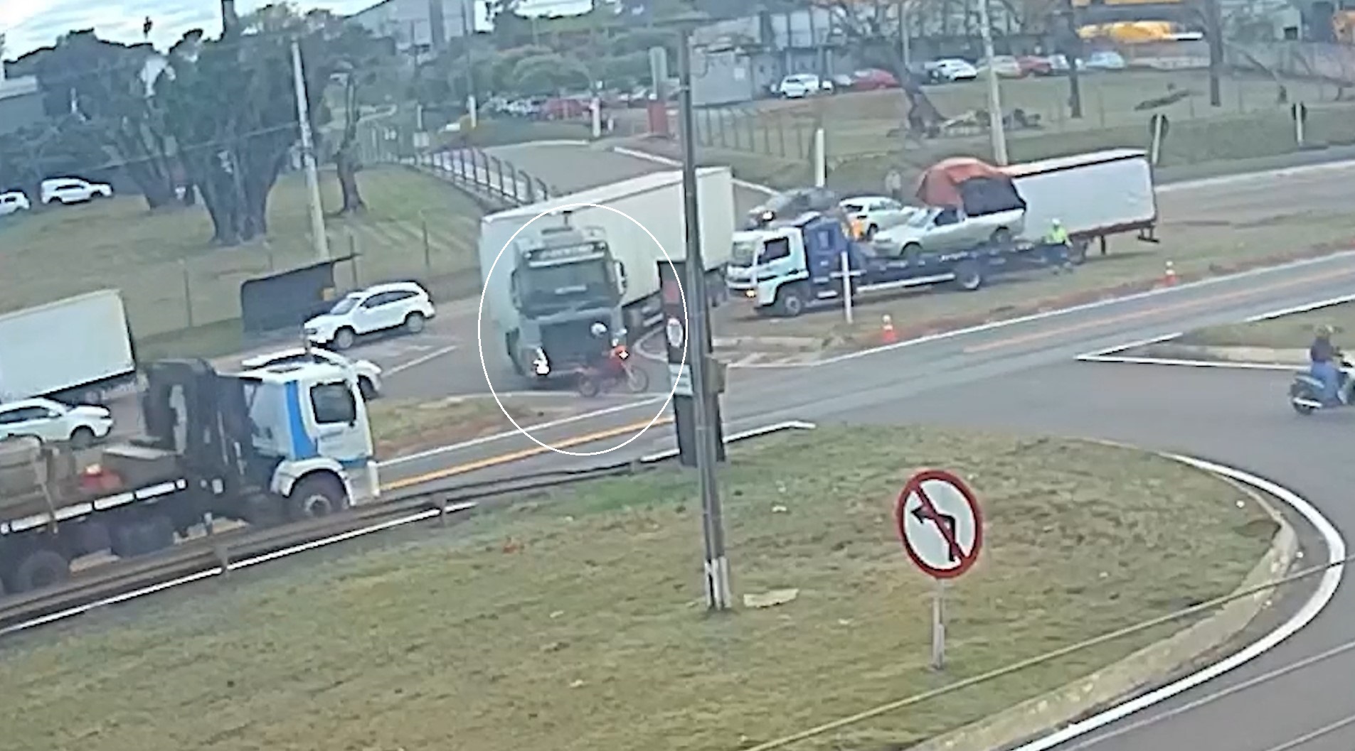 Motociclista escapa por pouco de ser esmagado por carreta em novo acidente no Trevo da Portal, em Cascavel