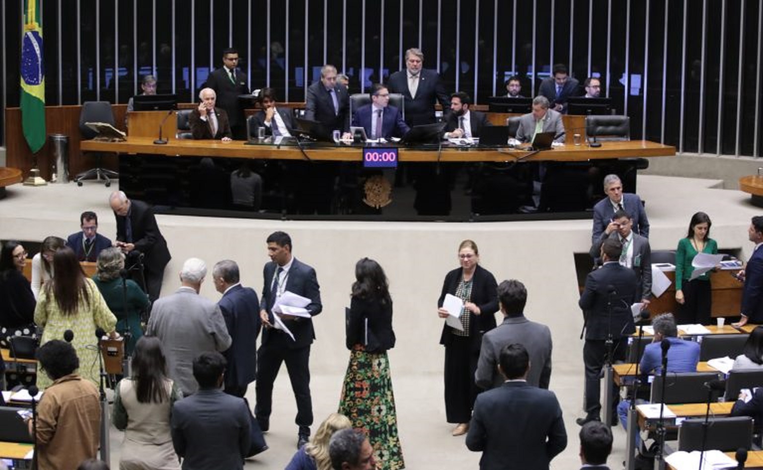 Câmara aprova terceirização em presídios e acirra debate sobre privatização