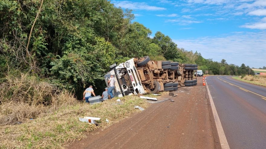 Caminhão carregado com cavaco de madeira tomba na BR-369, em Cascavel