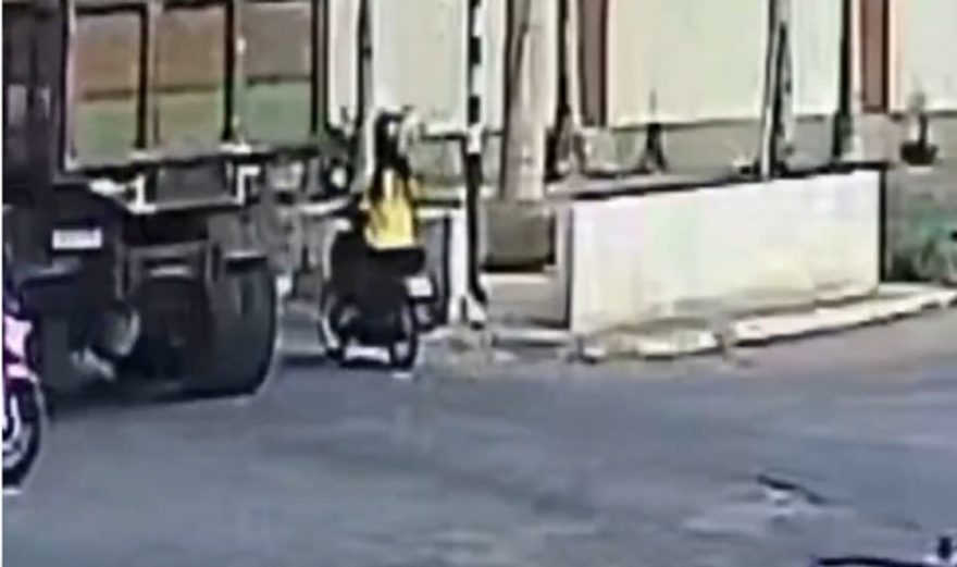 Câmeras registram atropelamento impressionante: mulher sobrevive após caçamba passar por cima