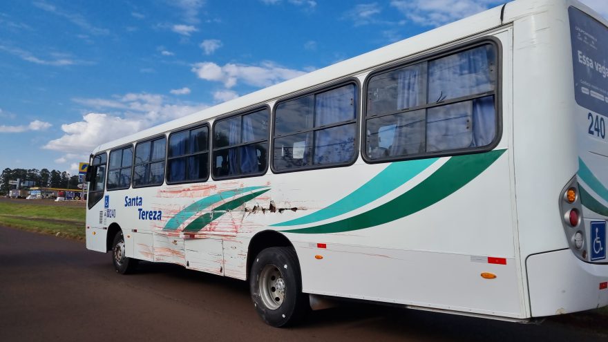 Ônibus de Santa Tereza se envolve em forte colisão na marginal da BR-277 em Cascavel