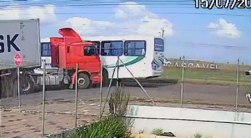 Câmera registra imagens do acidente entre ônibus de Santa Tereza e caminhão