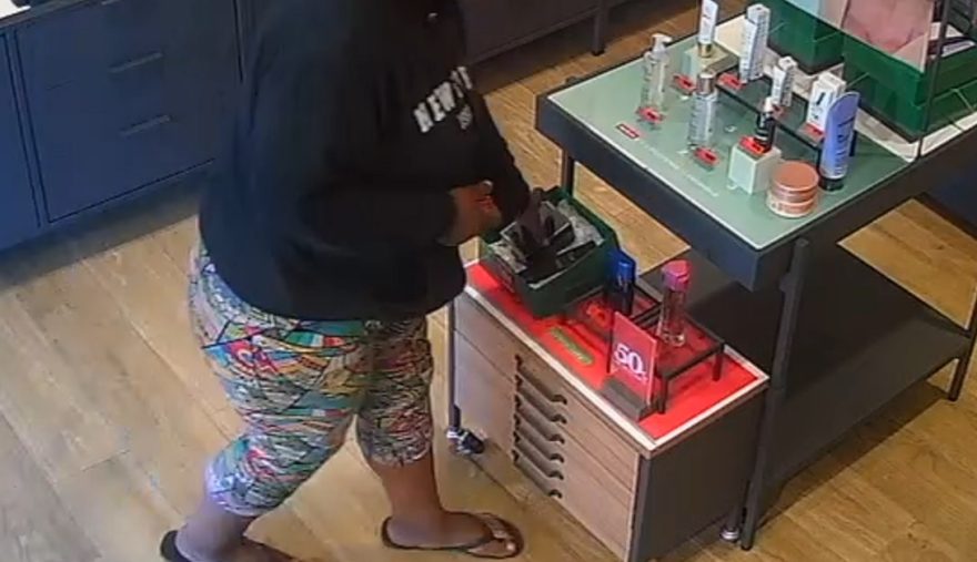 Mulher é flagrada furtando produto em loja de perfumes no Centro