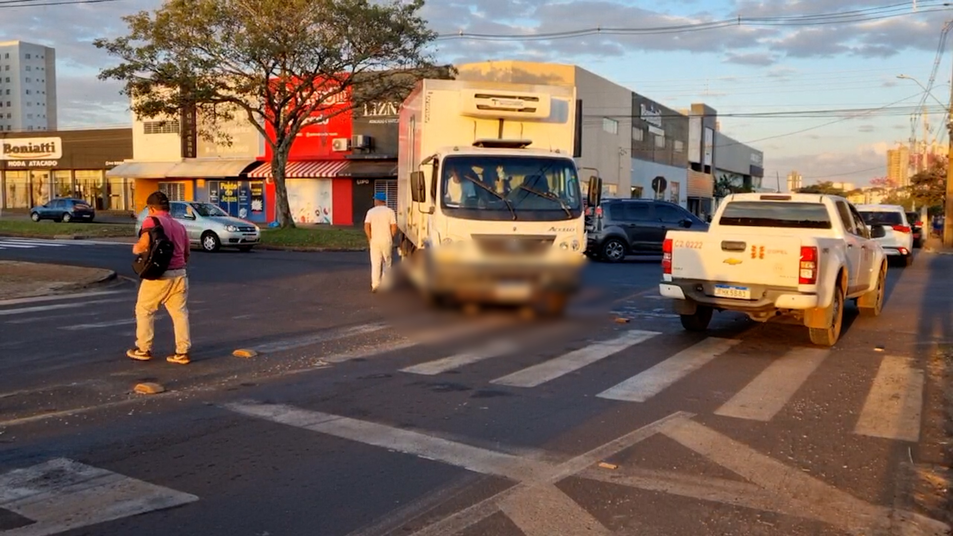Caminhão e caminhonete batem na Rua Maranhão