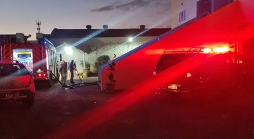 Igreja recém-reformada pega fogo e metade do teto é destruído