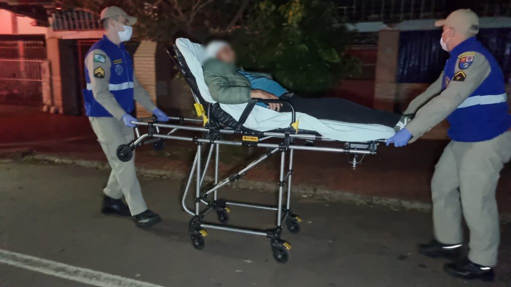 Idoso de 74 anos fere a cabeça ao sofrer queda dentro de casa no Bairro Guarujá