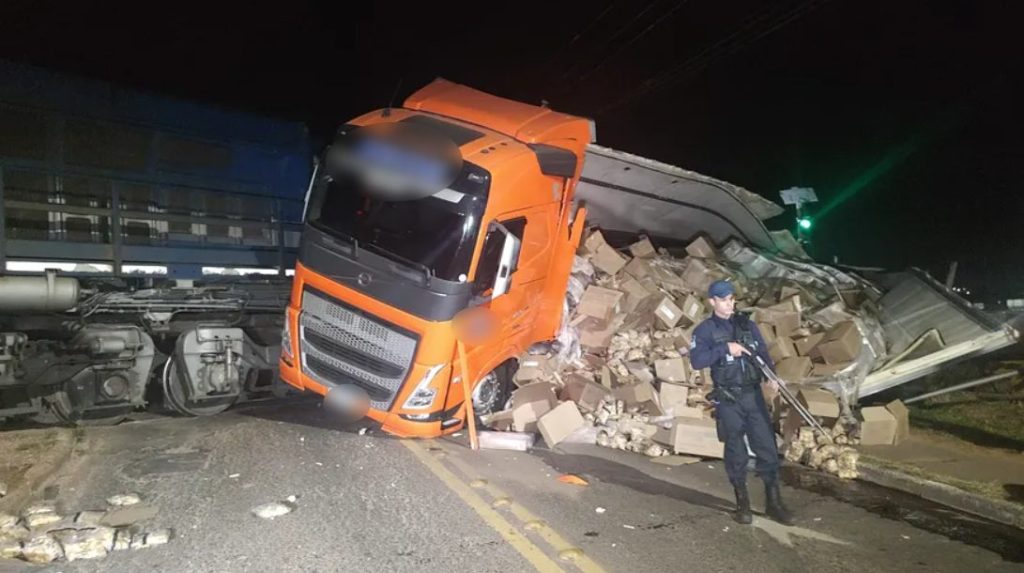 Trem e caminhão se envolvem em acidente e parte da carga cai sobre a pista