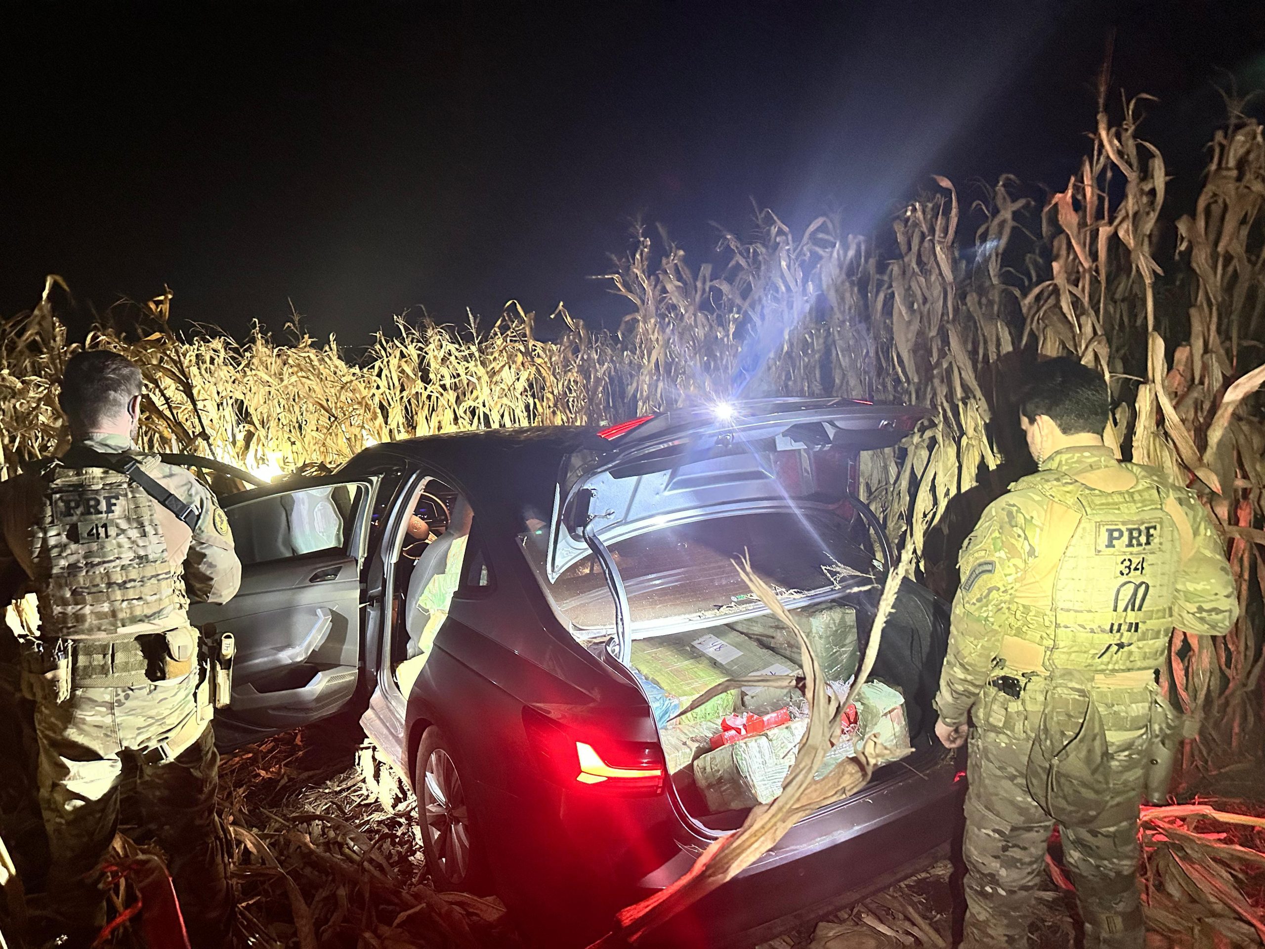 PRF apreende 403 kg de maconha após tentativa de fuga em Cascavel