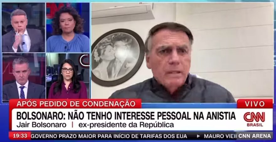 Bolsonaro se revolta na TV: ‘Querem prender meu filho no aeroporto!