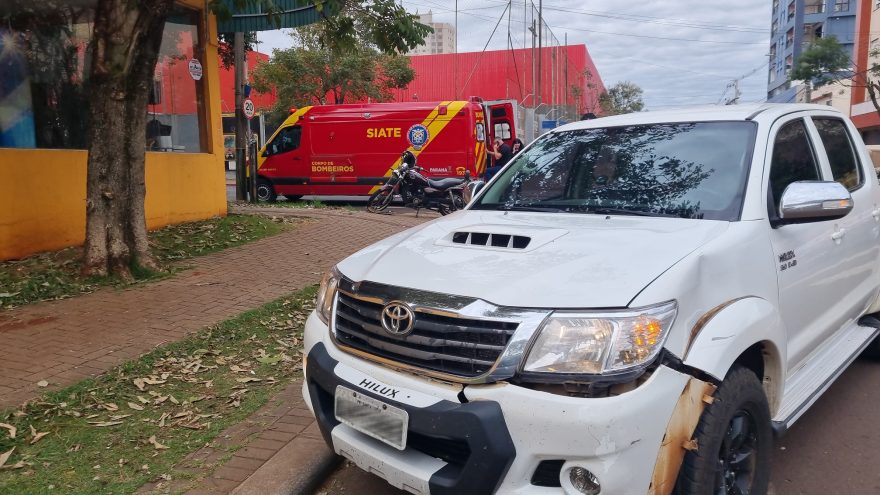 Mulher é socorrida pelo Siate após acidente entre Hilux e motocicleta no bairro Coqueiral