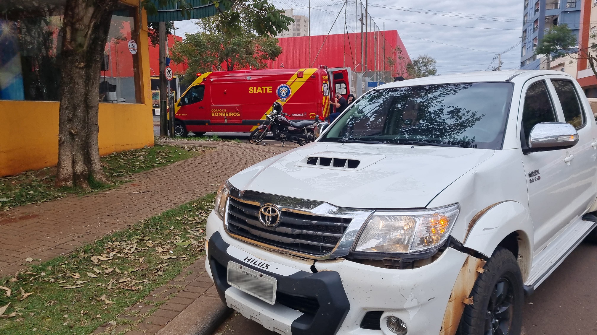 Mulher é socorrida pelo Siate após acidente entre Hilux e motocicleta no bairro Coqueiral