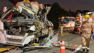 Colisão envolvendo ônibus de universitários deixa cinco mortos em GO