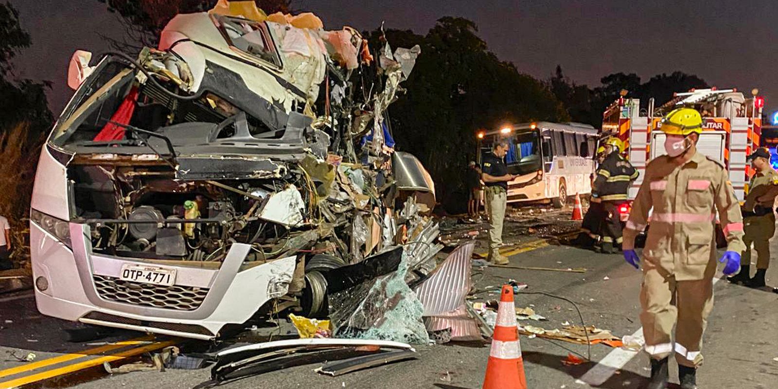 Colisão envolvendo ônibus de universitários deixa cinco mortos em GO Colisão envolvendo ônibus de universitários deixa cinco mortos em GO