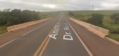 Peladão em ponte: PM e socorro correm para resgatar homem em surto na rodovia Imagem referente a Peladão em ponte: PM e socorro correm para resgatar homem em surto na rodovia