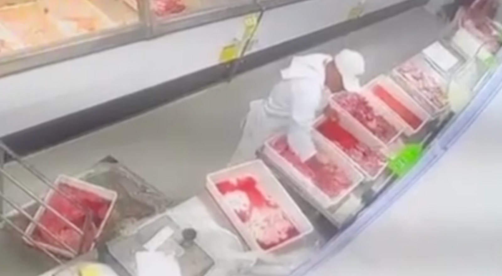 Tiroteio no açougue: homem tenta matar colega, mas revólver falha duas vezes; veja vídeo
