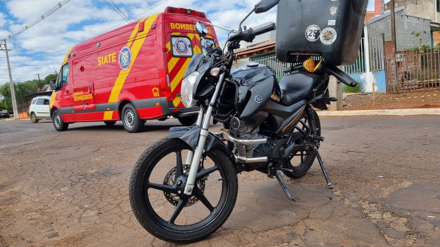 Motociclista fica ferido ao bater em carro estacionado na Rua Maracaí