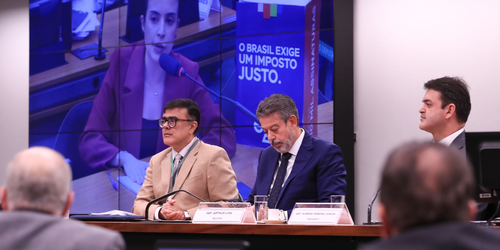 Comissão da Câmara aprova isenção do IR para quem ganha até R$ 5 mil Comissão da Câmara aprova isenção do IR para quem ganha até R$ 5 mil
