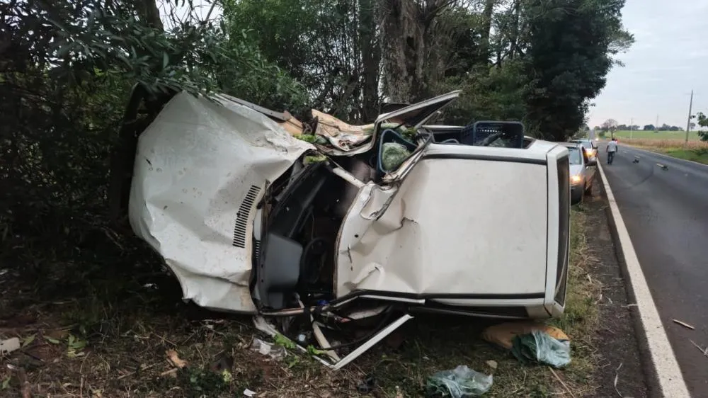 Jovem bate Uno em árvore e é trazido em estado grave para Cascavel Jovem bate Uno em árvore e é trazido em estado grave para Cascavel