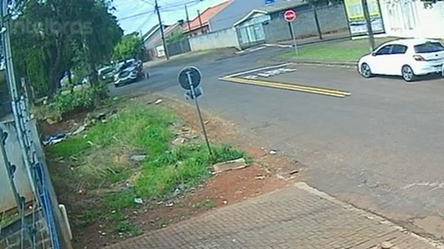 Vídeo mostra motociclista sendo arremessado em acidente no Bairro Universitário
