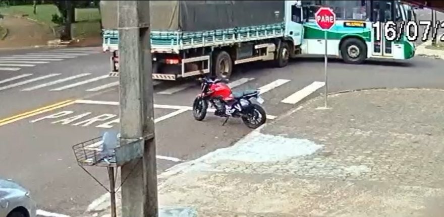 Câmera flagra caminhão furando preferencial e atingindo em cheio ônibus do transporte coletivo em Cascavel