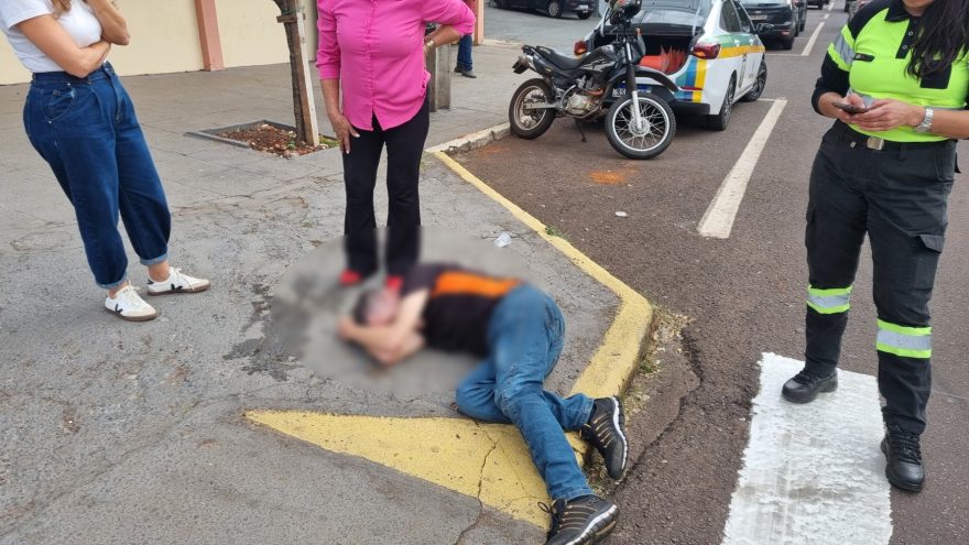 Homem fica ferido ao ser atropelado por moto na Rua São Paulo