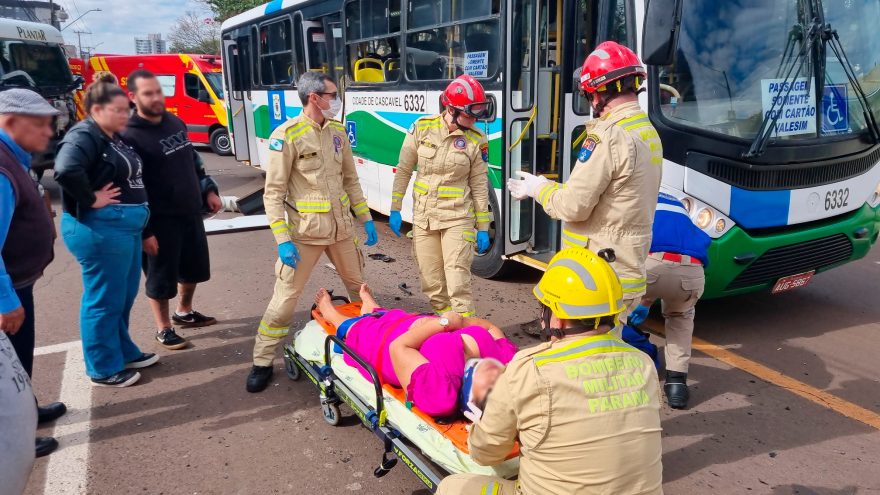 Passageiras de ônibus são socorridas após forte colisão com caminhão no Parque São Paulo