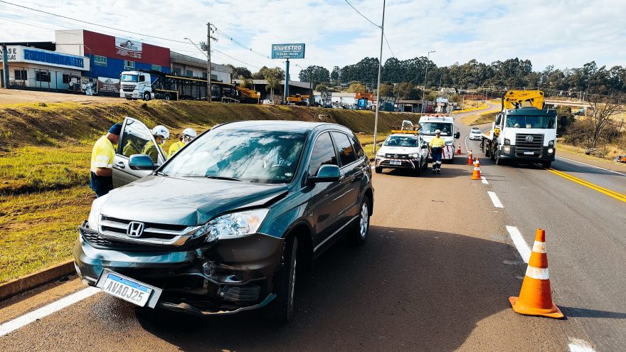 Caminhão não percebe acidente e segue viagem após colisão com SUV na BR-277