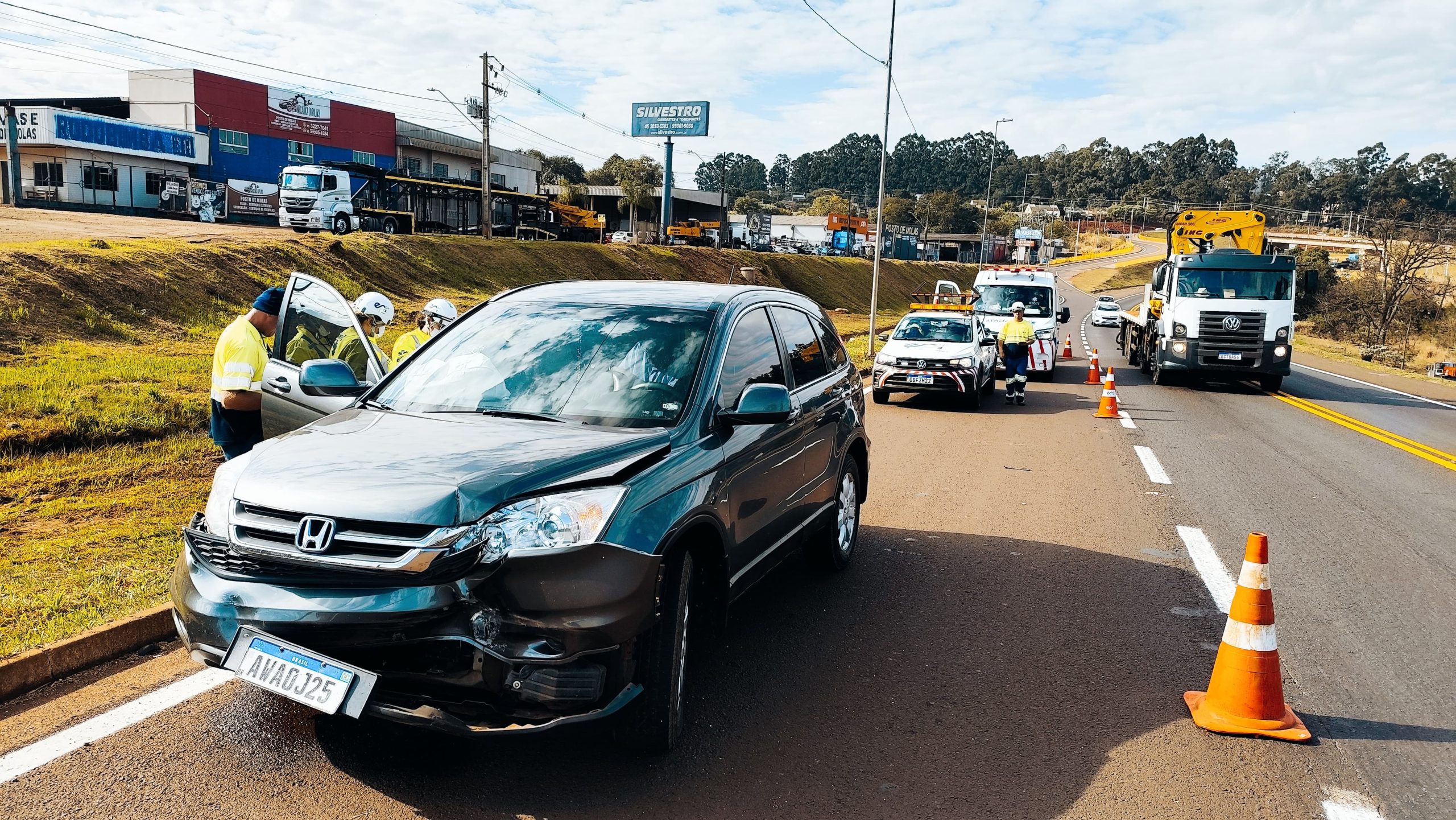 Caminhão não percebe acidente e segue viagem após colisão com SUV na BR-277 Caminhão não percebe acidente e segue viagem após colisão com SUV na BR-277