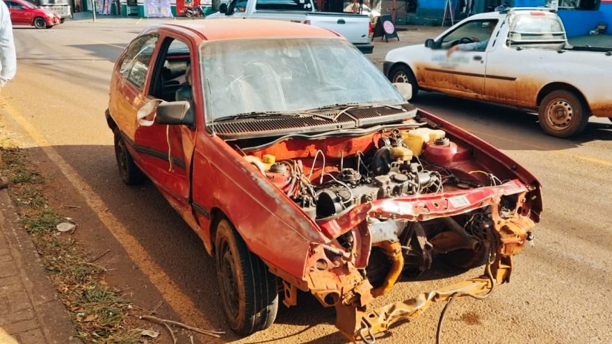 Kadett rebocado por Monza colide com Montana após manobra arriscada na rua Rio da Paz, em Cascavel