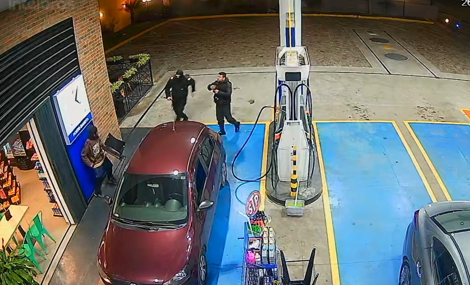 Vídeo mostra trio mascarado espancando e matando morador de rua com barra de ferro e martelo Vídeo mostra trio mascarado espancando e matando morador de rua com barra de ferro e martelo